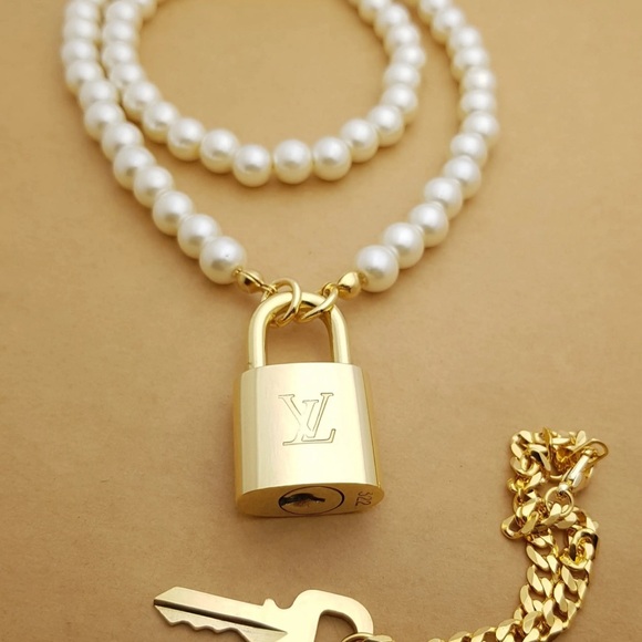 LOUIS VUITTON Lock&Key 🔐 FauxPearl Necklace w/Key on Gold Tone Bracelet Set #316 - Picture 4 of 7